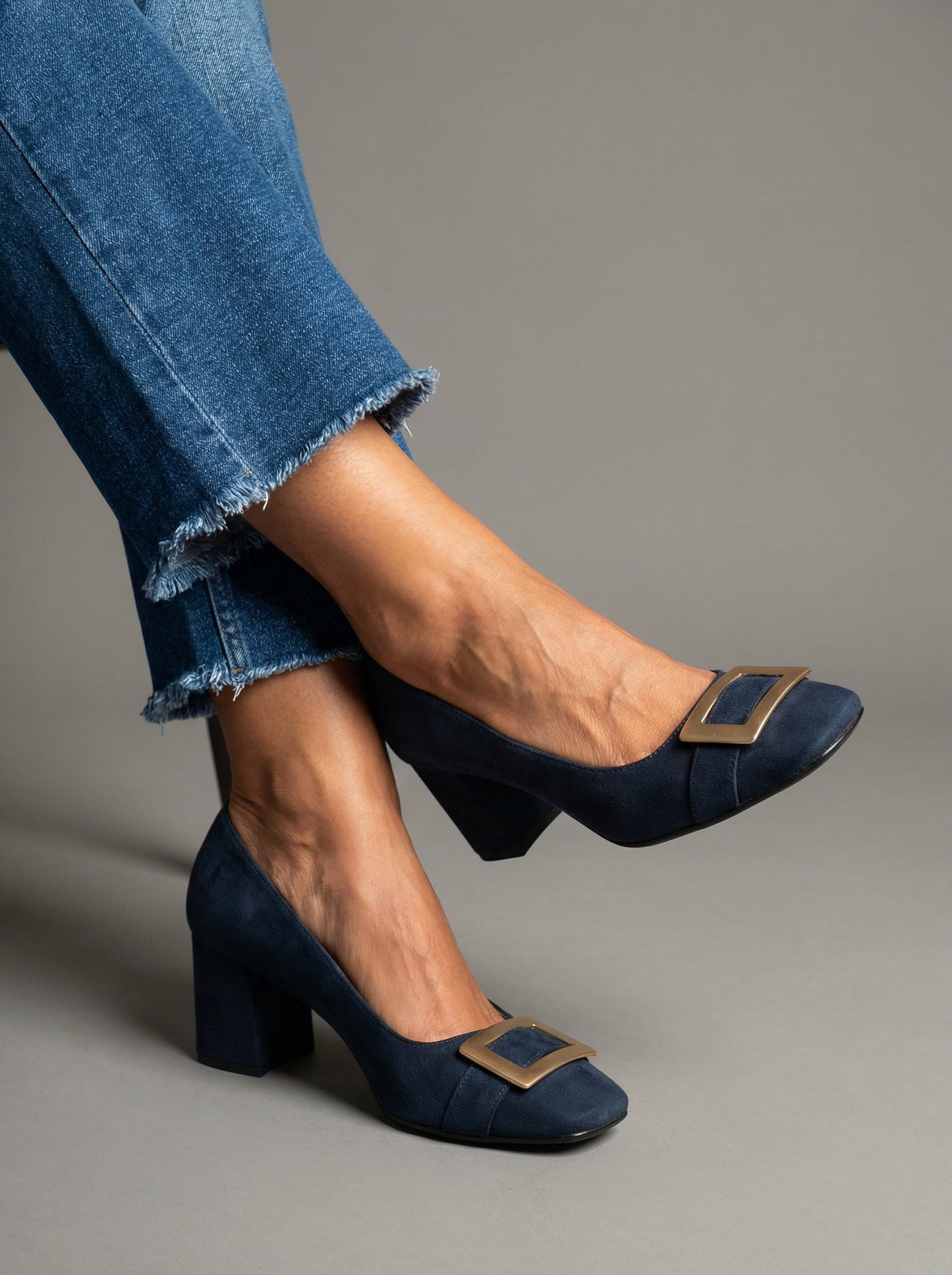 Capri Blu – Bred og stabil hæl med spenne