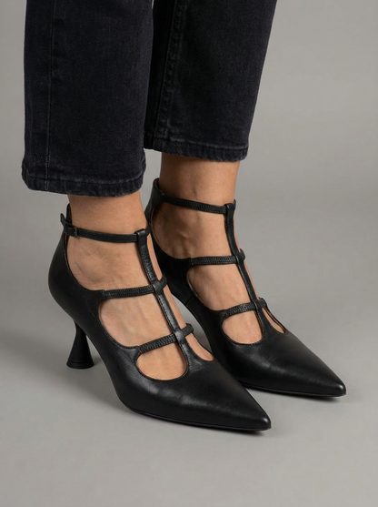 Eleganza – Svart pump med ankelrem for ekstra støtte