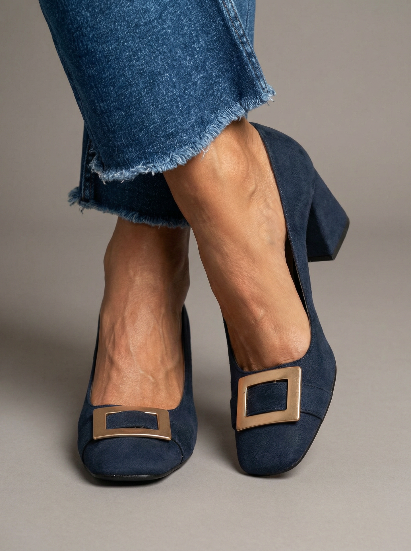 Capri Blu – Bred og stabil hæl med spenne